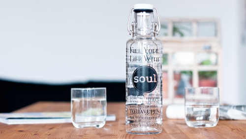 Wer sein Wasser aus den stylishen wiederverwendbaren Glasflaschen von Soulbottles trinkt, kann ganz leicht etwas Gutes für die Umwelt tun.
